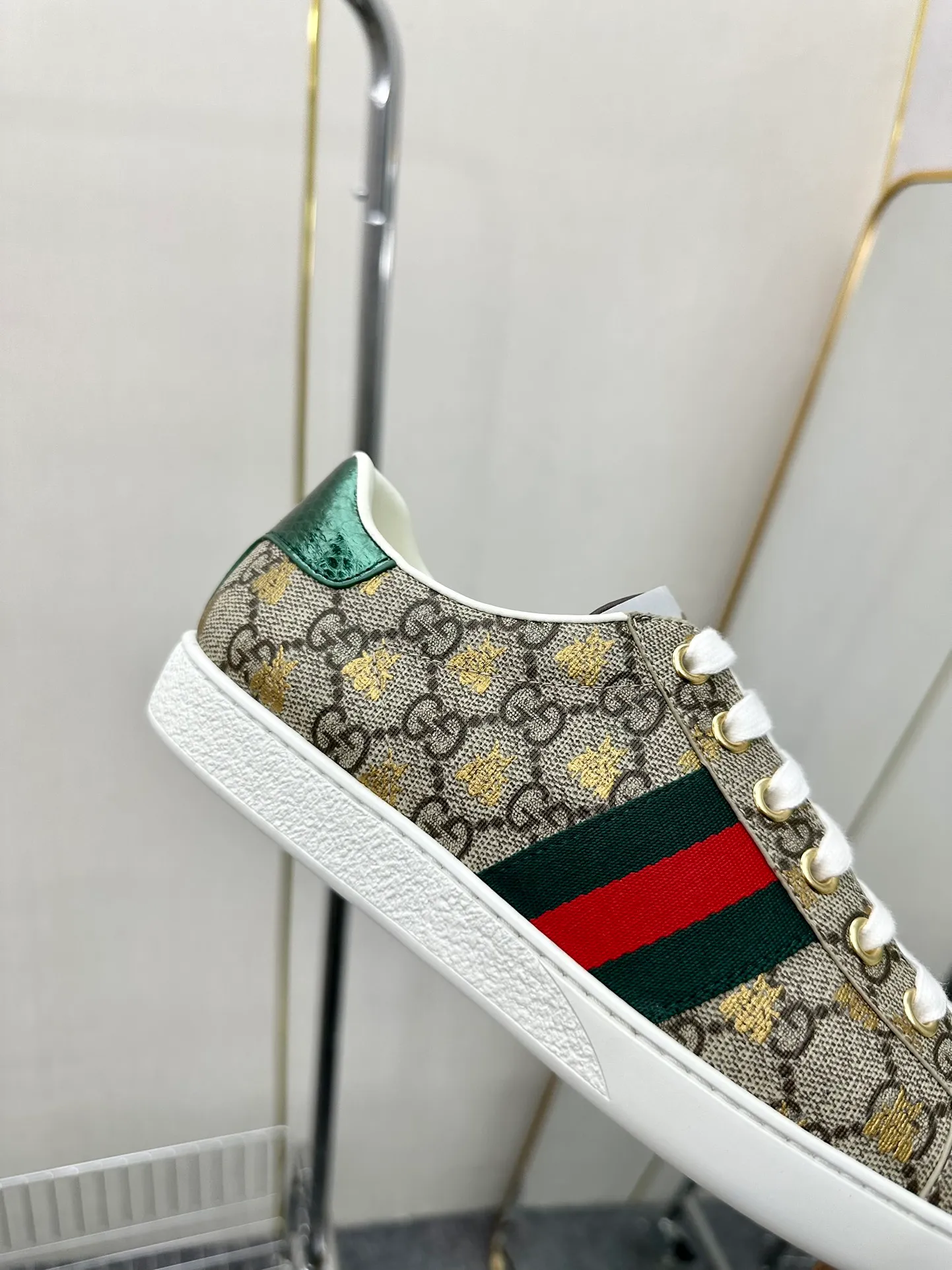👟👟Ex-factory price 540👟👟 Men's size +10 Top version: Gucci G family classic Ace series Embroidery Little Bee White Shoes Couple Style Ribbon Love Casual Sports Shoes Sneakers Original Purchase Development Production This brand's classic low-top sports shoes interweave golden embroidered bees with red and green webbing. The bee is a classic element of the brand. It appeared in the Gucci ready-to-wear series in the 1970s. Exquisite packaging at the delivery counter🛍📦 ▪️Fabrics: Original custom imported first-layer cowhide ▪️Foots: Original custom cowhide lining ▪️Sole: Original open-molded rubber non-slip material ▪️Sole thickness: 2.5CM ▪️Size: Women's 34-41 (customized 34/41) ▪️Size: Men's 38-46 (38/46 customized)
